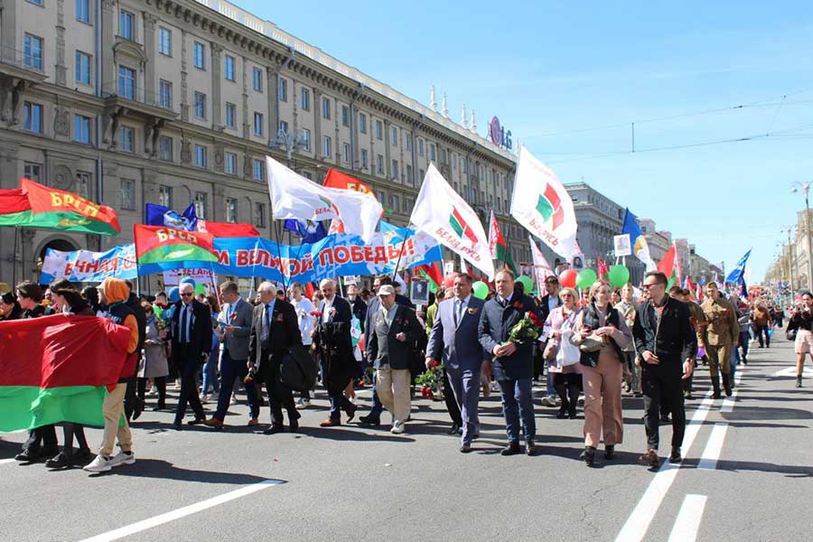 Администрация Партизанского района г.Минска, предприятия и учреждения, общественные организации, жители района приняли участие 9 мая в шествии поколений и возложении цветов и венков на площади Победы