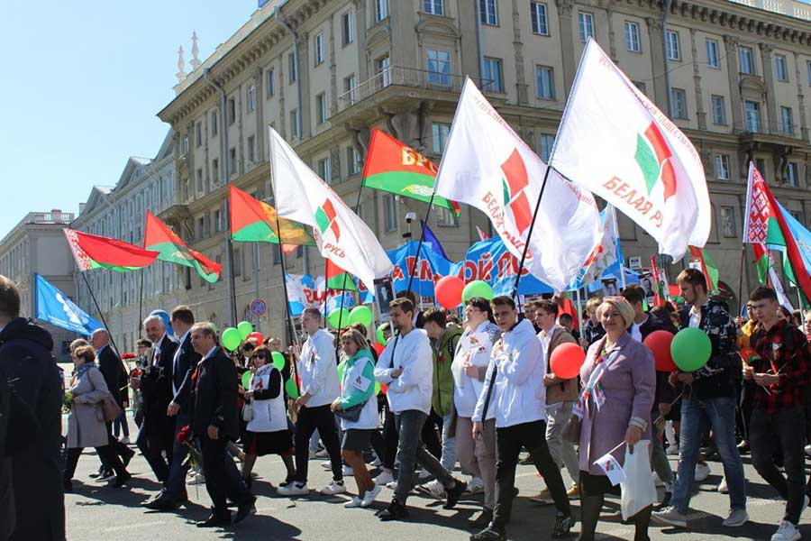 Администрация Партизанского района г.Минска, предприятия и учреждения, общественные организации, жители района приняли участие 9 мая в шествии поколений и возложении цветов и венков на площади Победы