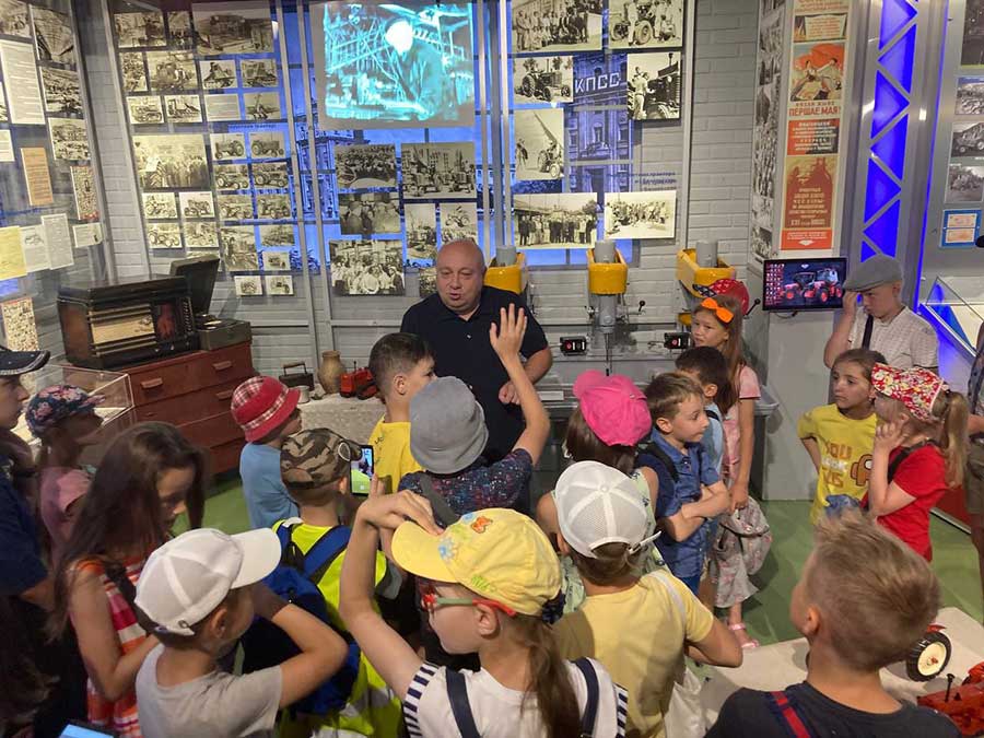 Учащиеся средних школ Партизанского района в рамках городской акции «Лето-пора активная» посетили музейно-промышленный центр трудовой славы МТЗ