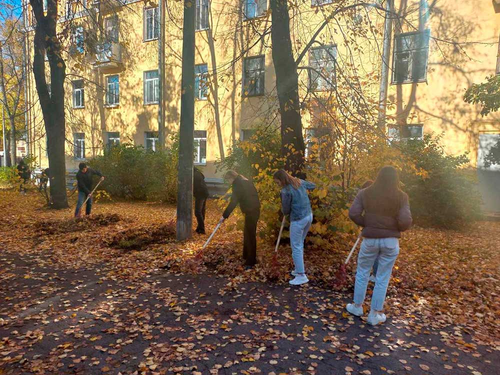 Студенты МГЭИ им.А.Д.Сахарова БГУ продолжают помогать в уборке территорий УП «Зеленстрой Партизанского района г. Минска»