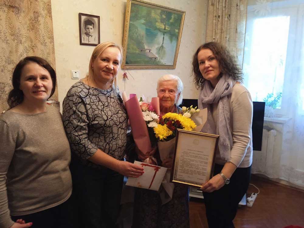 Ветеран ВОВ получила поздравления и подарок от Ирины Костевич