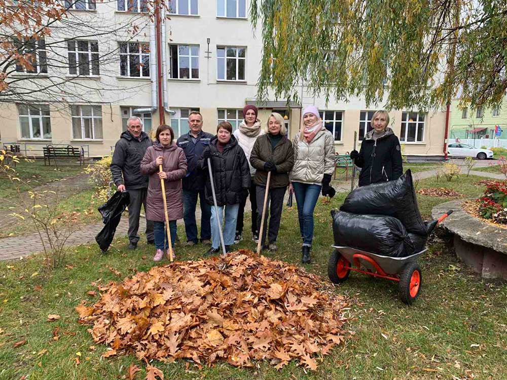  29 октября в рамках объявленного месячника по наведению порядка на территориях города работники и резиденты инкубатора малого предпринимательства КУП «Молодежная социальная служба» вышли на субботник