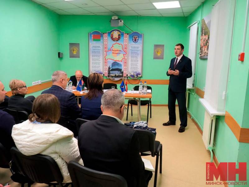 В рамках единого дня информирования с трудовым коллективом клуба по хоккею на траве «Минск» встретился Артем Цуран